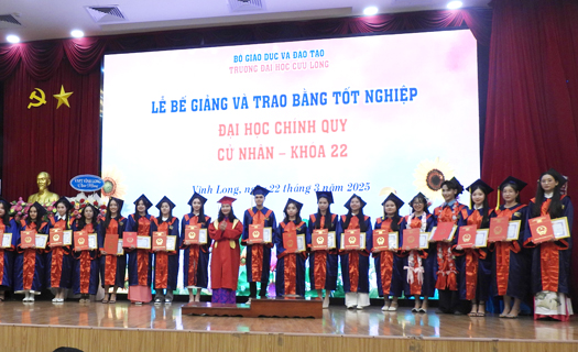 Trường ĐH Cửu Long: Trao bằng tốt nghiệp cho gần 350 tân cử nhân hệ đại học chính quy